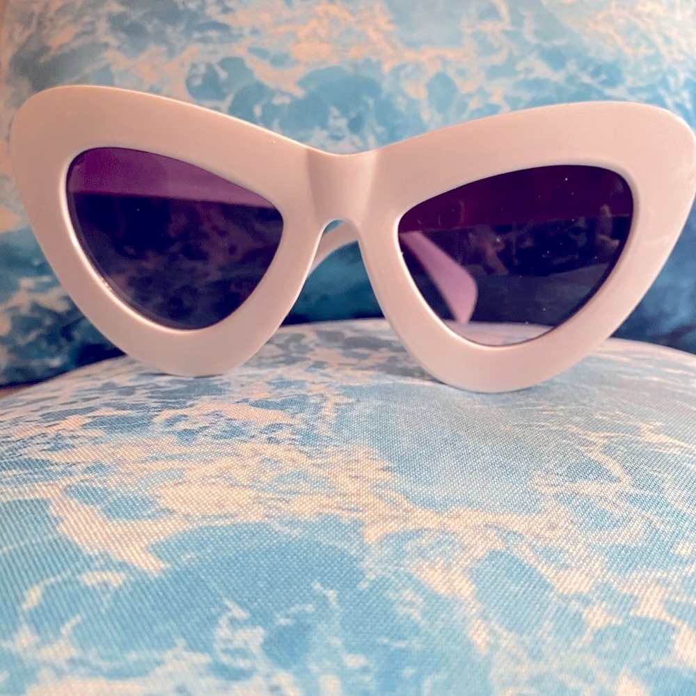 NEW WHITE THICK CAT EYE SUNGLASSES